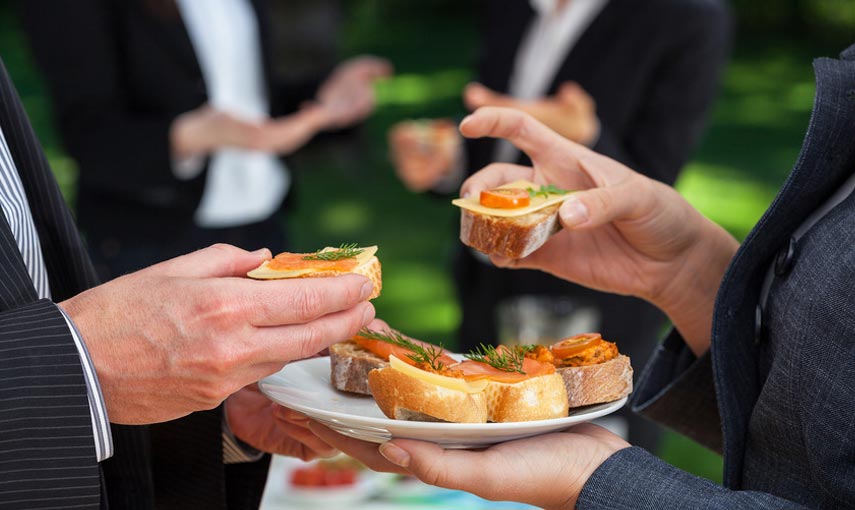 外国人主催のフォーマルなパーティーや食事会に誘われたら…どんな格好!?どんなことを英語で話す!?