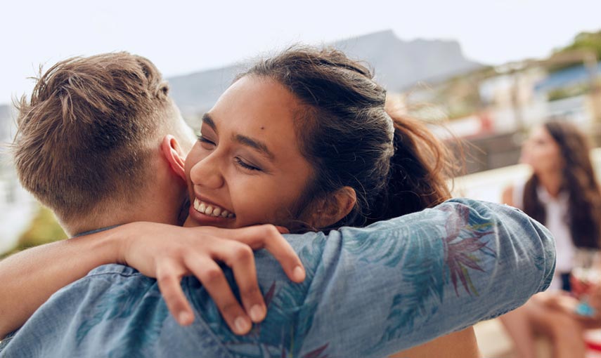 「ハグ」の仕方を知って外国人と自然なコミュニケーションをとろう！