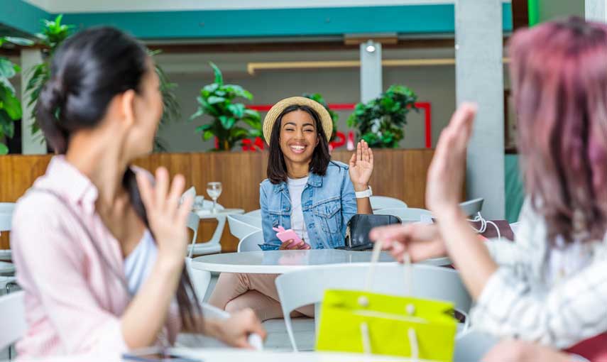 英語のあいさつ、シーンによって使い方が違う？ 基本の“Hey”、“Hi”、“Hello”をおさらいしよう！