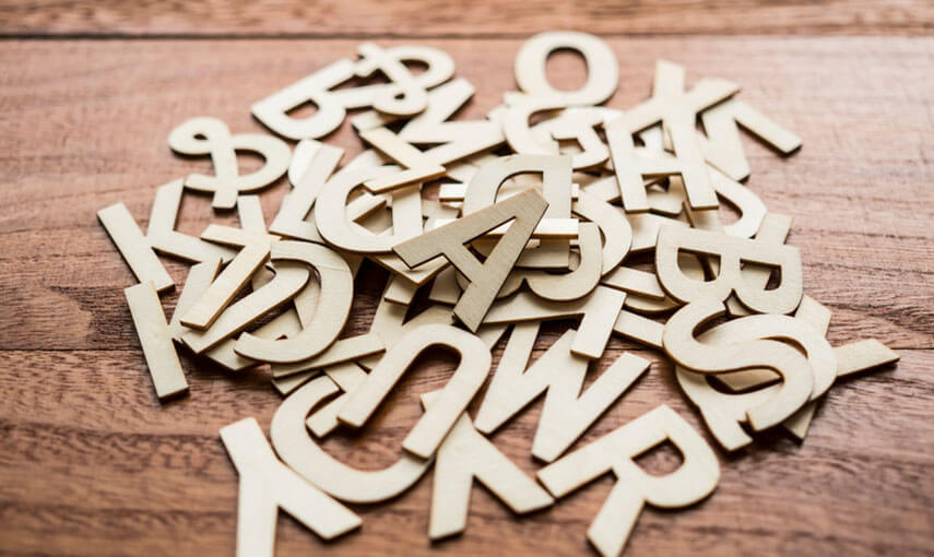 ビジネスメールで使える英語の略語表現。“TBA”や“ETA”、“FYI”など！