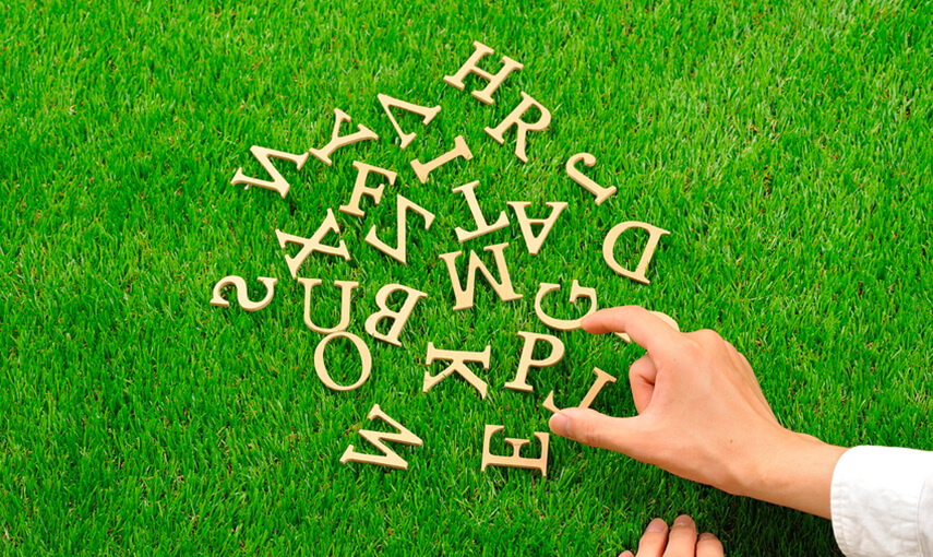 英語のビジネスメールでよく使う接続詞の使い方と注意点